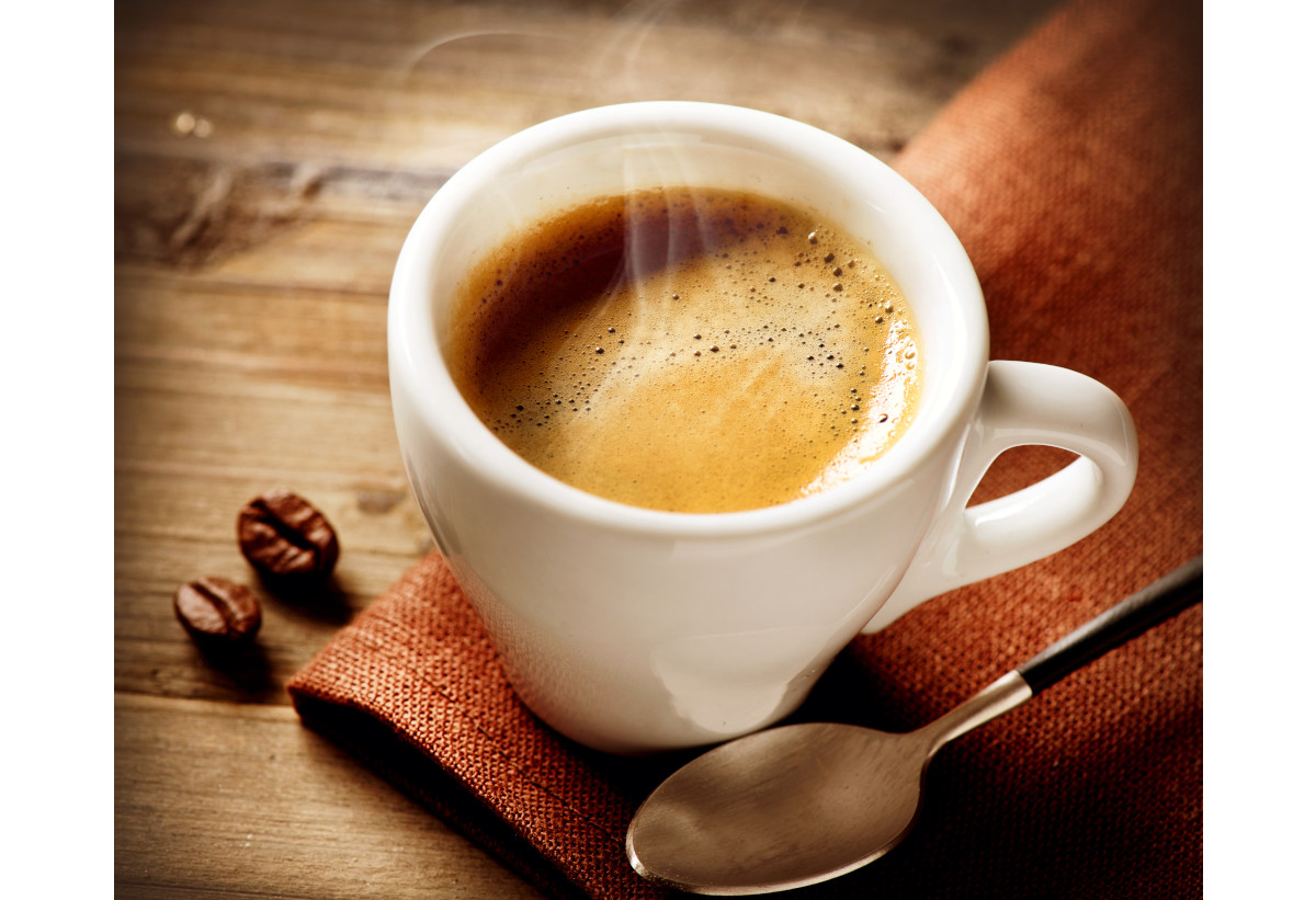 Στην εικόνα απεικονίζεται μία κούπα γεμάτη με καφέ espresso 